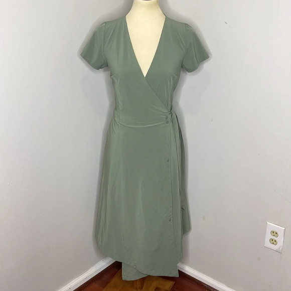 Elegant Green Wrap Dress - Picture 4 of 12